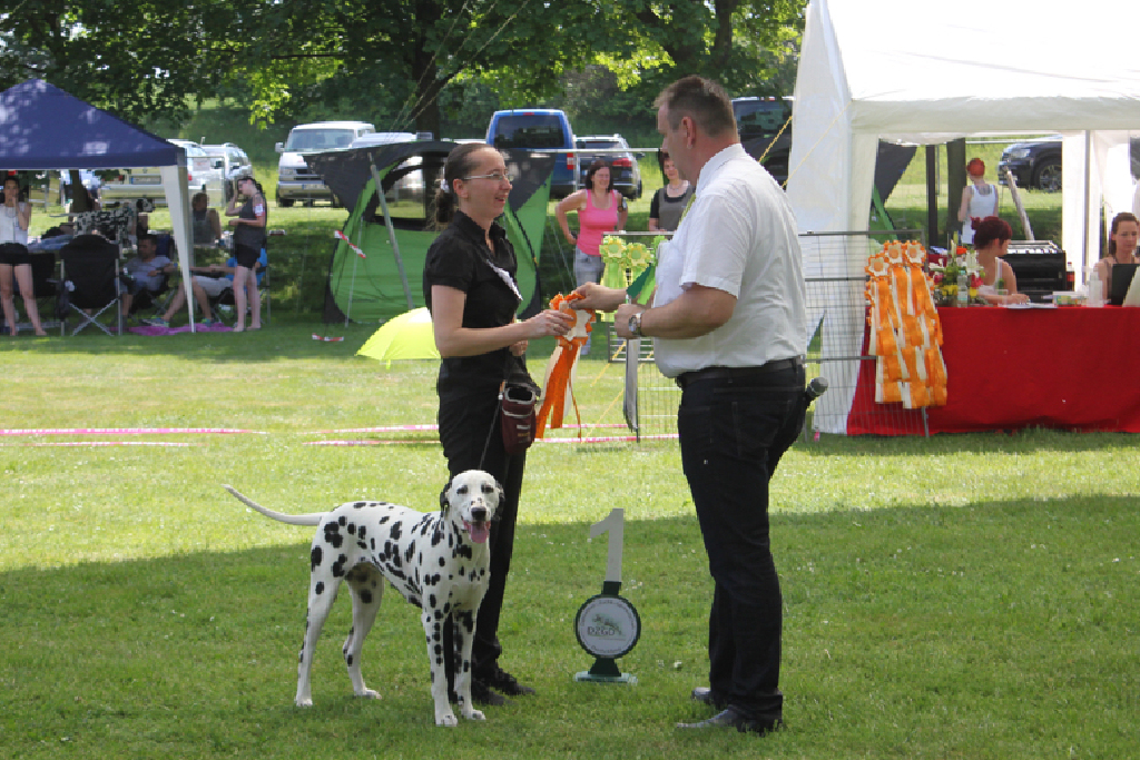 Alice holt Pokal als DZGD-Vereinsjugendsiegerin 2017